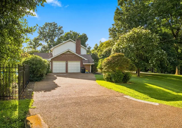 Photo 4 of Sale Pending at 100 Applewood Valley Dr, Hendersonville, TN 37075 | MLS# 3526550 | Listing updated on 2026-09-04