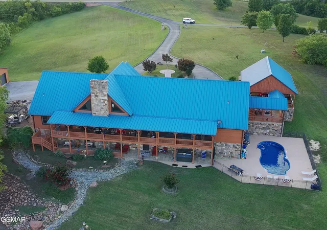 Photo 3 of Sale Pending at 1929 Indian Crk Rd, Dandridge, TN 37725 | MLS# 3591807 | Listing updated on 2026-09-23