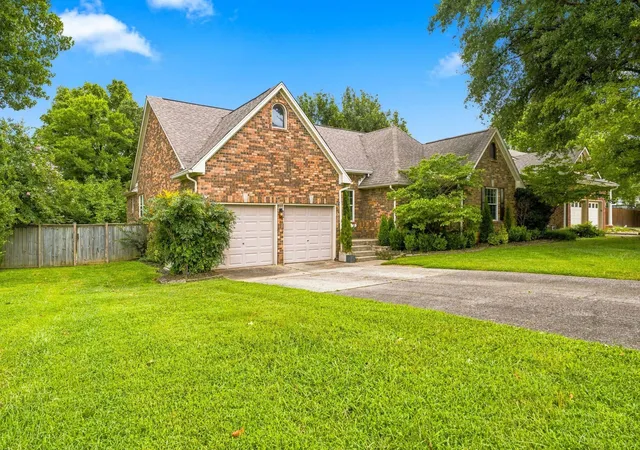 Photo 3 of Single family home for sale at 1605 Glen Trail Dr, Mount Juliet, TN 37122 | MLS# 3524669 | Listing updated on 2026-09-02