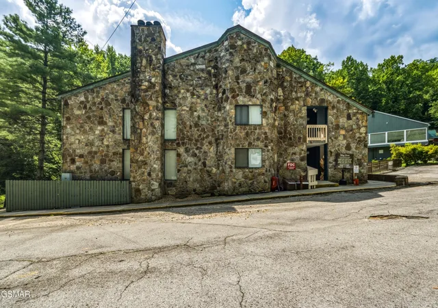 2nd image of 1435 Wiley Oakley Dr, Gatlinburg, TN 37738