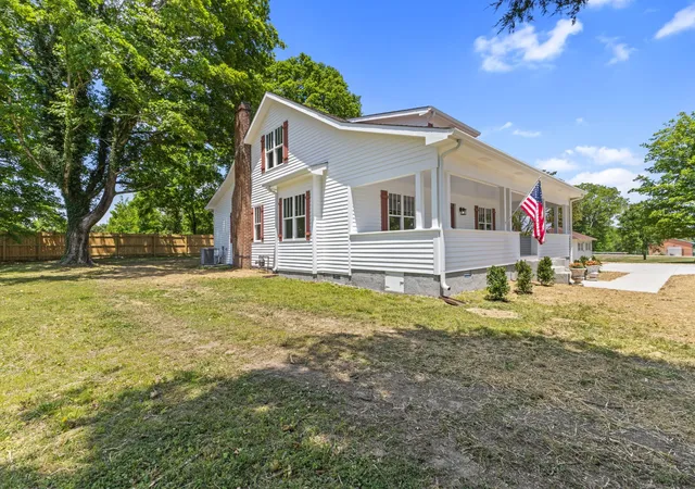 1st image of 3217 Church St, Burns, TN 37029 | MLS# 3520219