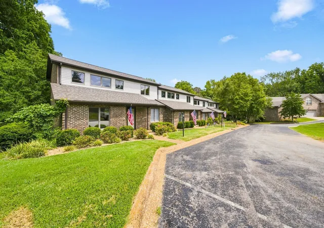 Photo 3 of Townhouse for sale at 427 Country Clb Ct, Clarksville, TN 37043 | MLS# 3516398 | Listing updated on 2026-08-20
