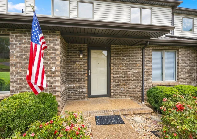 Photo 3 of Townhouse for sale at 427 Country Clb Ct, Clarksville, TN 37043 | MLS# 3516398 | Listing updated on 2026-08-20