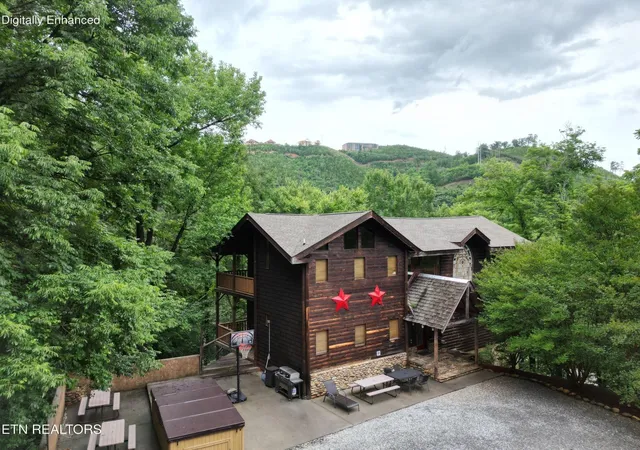 2nd image of 402 Laurel Ave, Gatlinburg, TN 37738 | MLS# 3516273