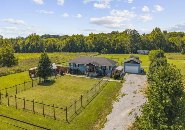 Photo 3 of Single family home for sale at 3885 Hwy 231 S, Castalian Springs, TN 37031 | MLS# 3526971 | Listing updated on 2026-09-04