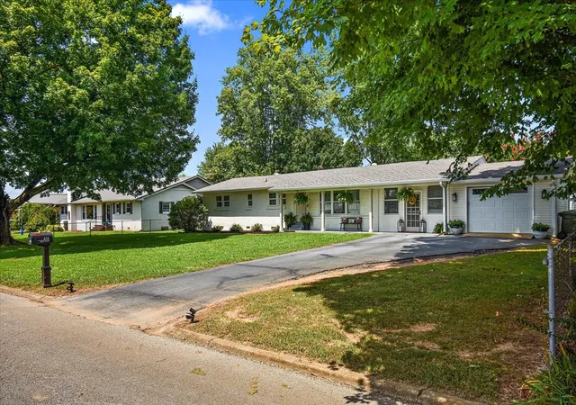 2nd image of 414 8th St, Lawrenceburg, TN 38464 | MLS# 3516305