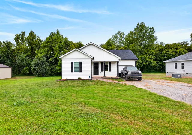 Photo 4 of Single family home for sale at 681 W Main St, Alexandria, TN 37012 | MLS# 3528014 | Listing updated on 2026-08-31