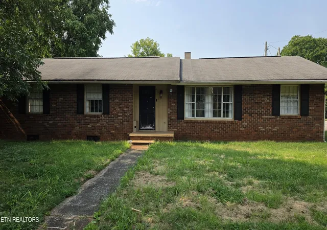 1st image of 214 Chestnut St, Sweetwater, TN 37874 | MLS# 3516666
