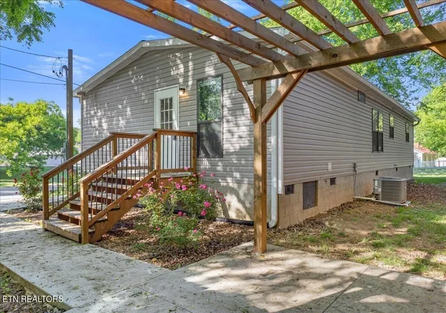 3rd image of 403 W Bank St, Athens, TN 37303 | MLS# 3516678