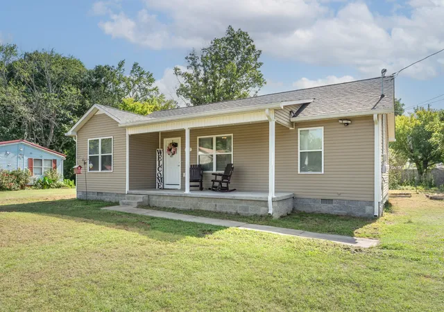 image of 527 W 4th Ave, Hohenwald, TN 38462 | MLS# 3516521