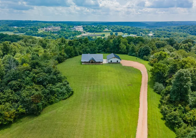 Photo 3 of Single family home for sale at 321 Old Sr 48, Centerville, TN 37033 | MLS# 3541000 | Listing updated on 2026-09-26