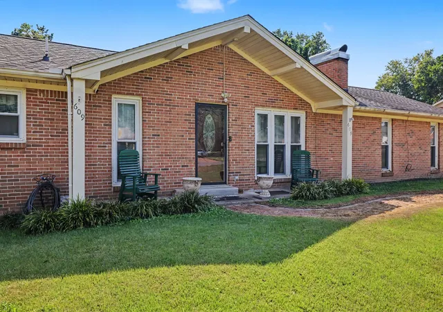 Photo 2 of Single family home for sale at 609 Cumberland Dr, Columbia, TN 38401 | MLS# 3542502 | Listing updated on 2026-09-05
