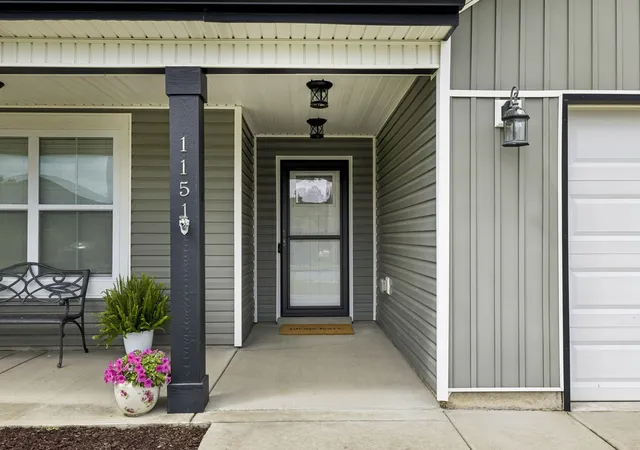 3rd image of 1151 Eagles Bluff Dr, Clarksville, TN 37040 | MLS# 3520351