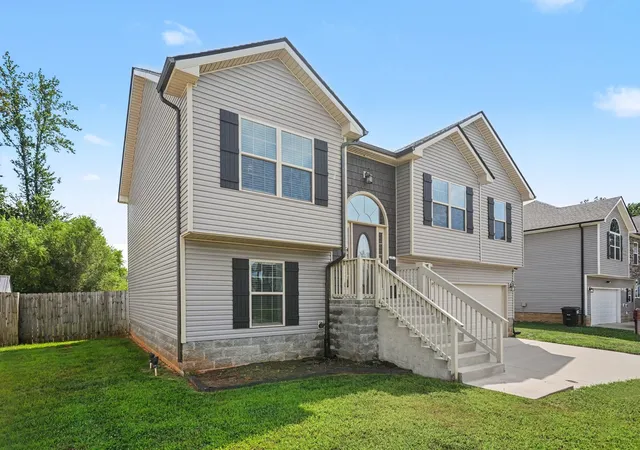 3rd image of 805 Rushing Dr, Clarksville, TN 37042 | MLS# 3520240