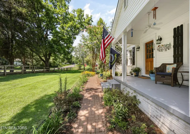 Photo 4 of Single family home for sale at 128 Lonas Dr, Maryville, TN 37803 | MLS# 3519161 | Listing updated on 2026-09-04