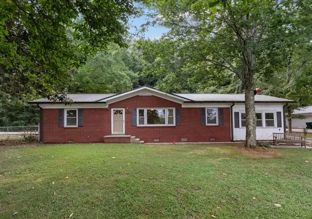 Photo 1 of Single family home for sale at 810 W Main St, Waverly, TN 37185 | MLS# 3519247 | Listing updated on 2026-08-29