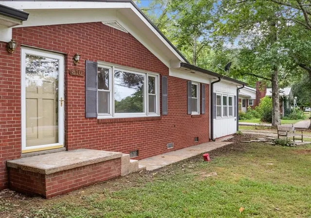 Photo 3 of Single family home for sale at 810 W Main St, Waverly, TN 37185 | MLS# 3519247 | Listing updated on 2026-08-29