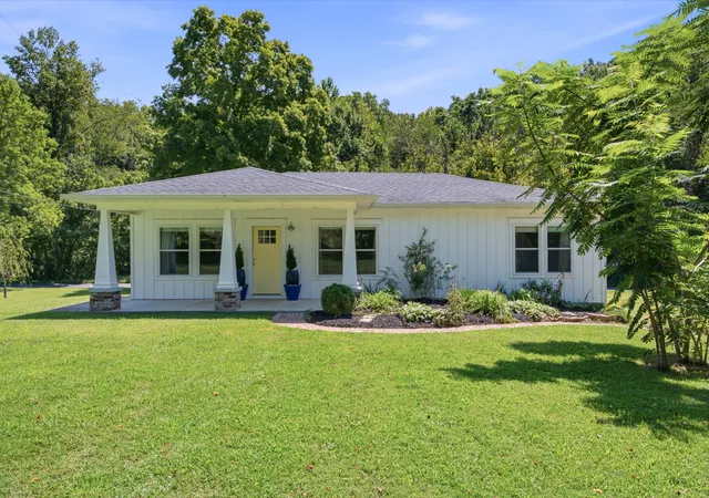 Photo 1 of Single family home for sale at 1389 Louisville Hwy, Goodlettsville, TN 37072 | MLS# 3527222 | Listing updated on 2026-08-28