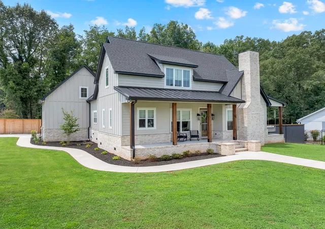 Photo 1 of Single family home for sale at 105 Maple Dr, Winchester, TN 37398 | MLS# 3628541 | Listing updated on 2026-10-29
