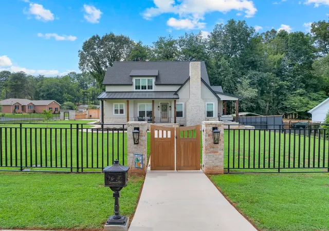 Photo 2 of Single family home for sale at 105 Maple Dr, Winchester, TN 37398 | MLS# 3628541 | Listing updated on 2026-10-29