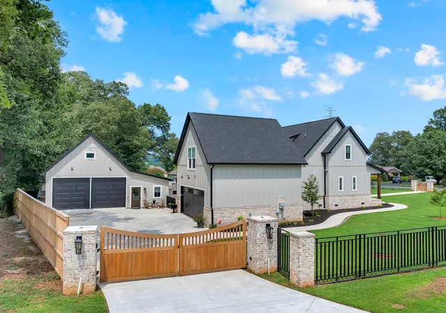 Photo 3 of Single family home for sale at 105 Maple Dr, Winchester, TN 37398 | MLS# 3628541 | Listing updated on 2026-10-29