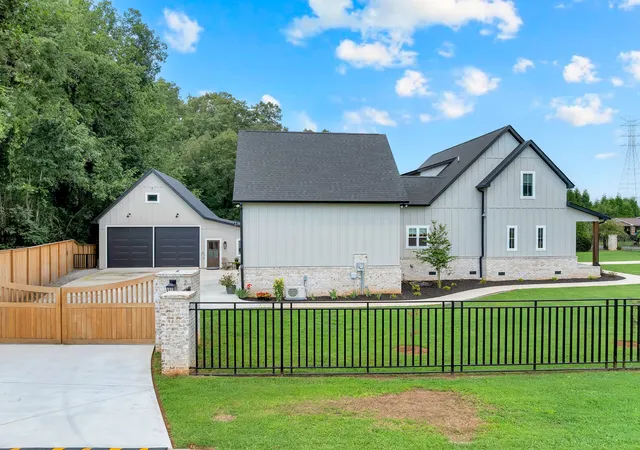 Photo 4 of Single family home for sale at 105 Maple Dr, Winchester, TN 37398 | MLS# 3628541 | Listing updated on 2026-10-29