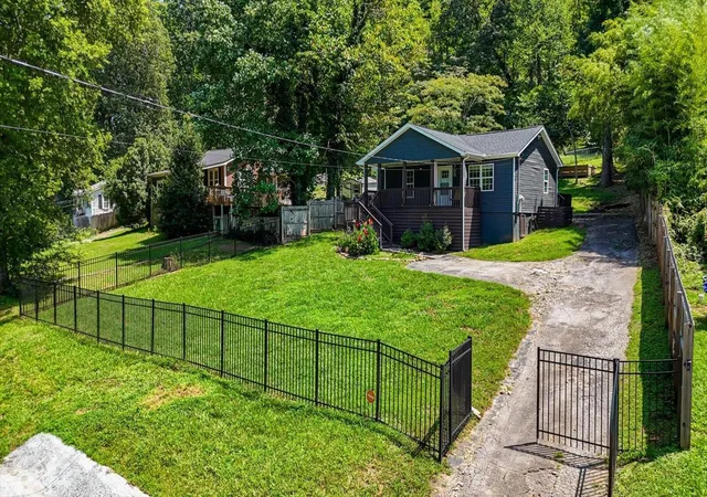 2nd image of 700 Runyan Dr, Chattanooga, TN 37405 | MLS# 3519311