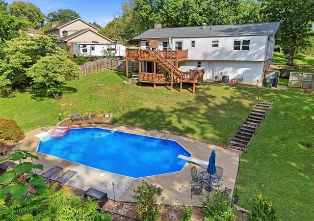 Photo 1 of Single family home for sale at 1718 Lake Wood Circle, Hixson, TN 37343 | MLS# 3520173 | Listing updated on 2026-10-10