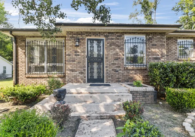 Photo 1 of Single family home for sale at 1205 Poplar St, Clarksville, TN 37040 | MLS# 3520603 | Listing updated on 2026-10-18