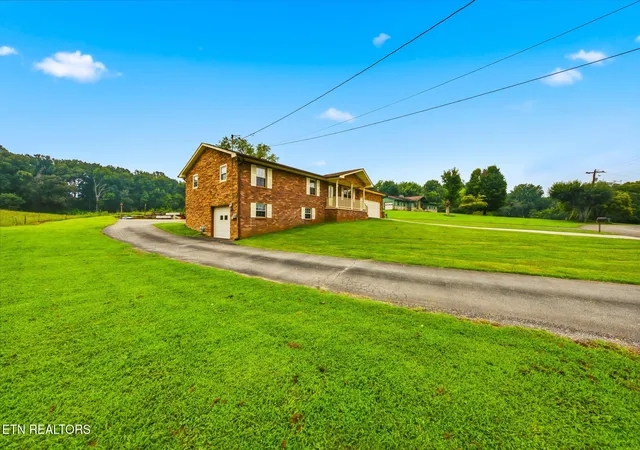 Photo 3 of Single family home for sale at 208 Overlook Dr, Loudon, TN 37774 | MLS# 3520633 | Listing updated on 2026-09-14
