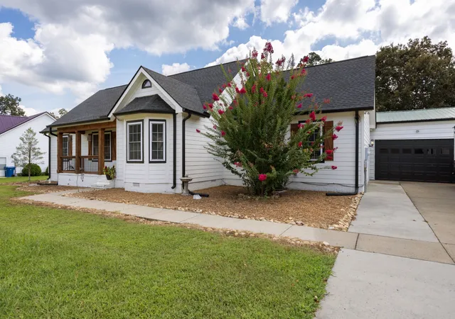 Photo 3 of Single family home for sale at 913 Indian Springs Cir, Manchester, TN 37355 | MLS# 3528824 | Listing updated on 2026-09-05