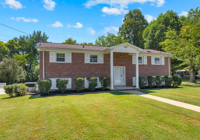 Photo 1 of Single family home for sale at 113 Cloverdale Rd, Shelbyville, TN 37160 | MLS# 3528956 | Listing updated on 2026-10-07