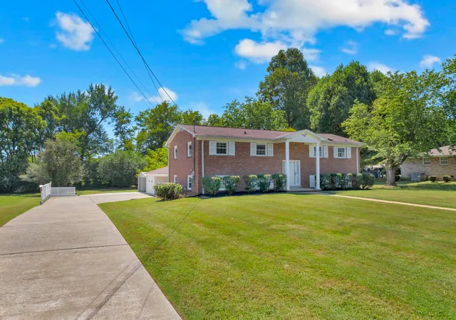 Photo 3 of Single family home for sale at 113 Cloverdale Rd, Shelbyville, TN 37160 | MLS# 3528956 | Listing updated on 2026-10-07