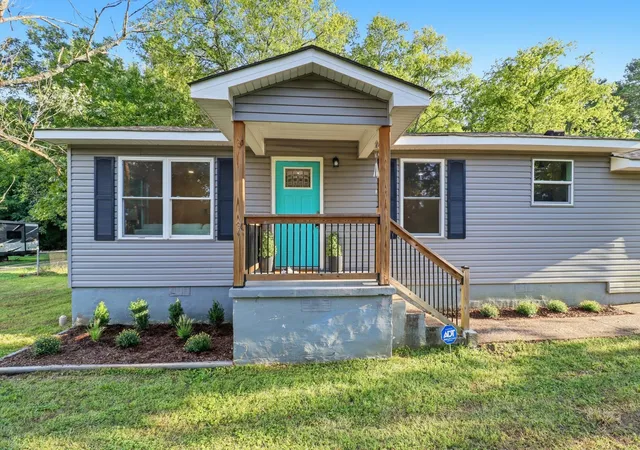 1st image of 711 W James Avenue, Rossville, GA 30741 | MLS# 3520886