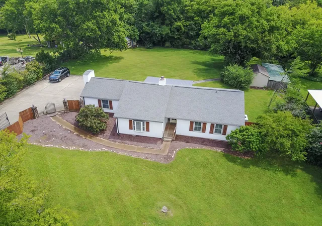 Photo 2 of Single family home for sale at 1751 Old Hillsboro Rd, Franklin, TN 37069 | MLS# 3521055 | Listing updated on 2026-09-21