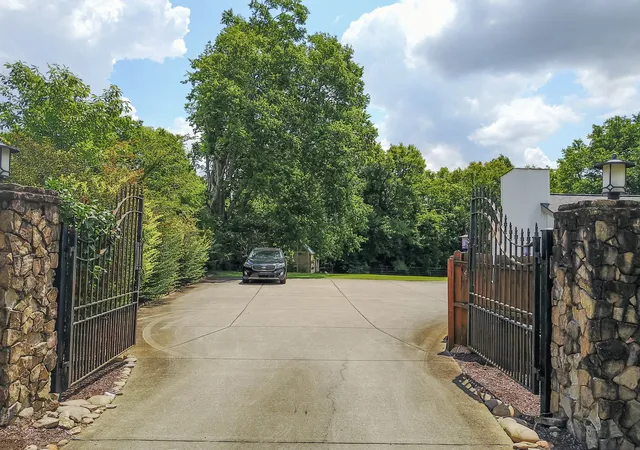 Photo 3 of Single family home for sale at 1751 Old Hillsboro Rd, Franklin, TN 37069 | MLS# 3521055 | Listing updated on 2026-09-21