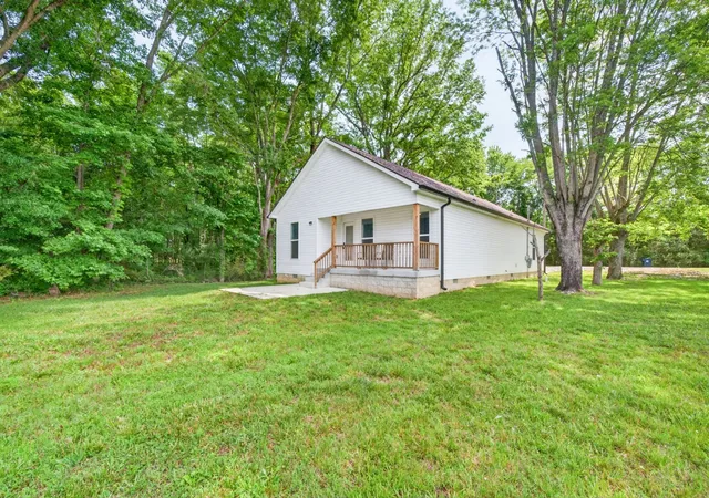 Photo 3 of Single family home for sale at 207 Lincoln St, Smithville, TN 37166 | MLS# 3520917 | Listing updated on 2026-10-09