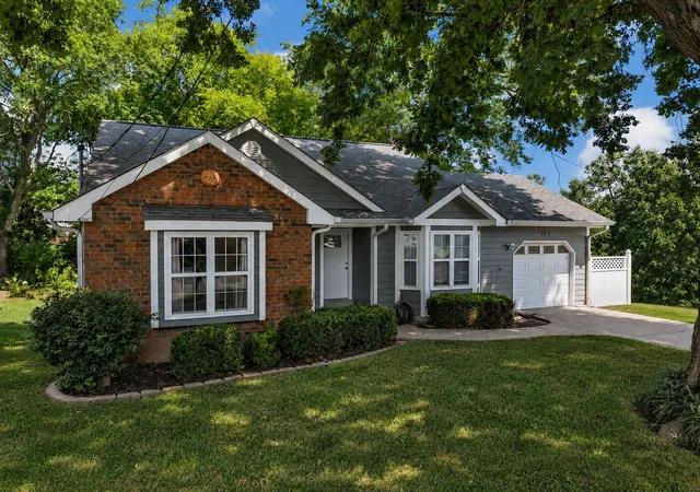 Photo 1 of Sale Pending at 121 Agee Cir E, Hendersonville, TN 37075 | MLS# 3527846 | Listing updated on 2026-09-02