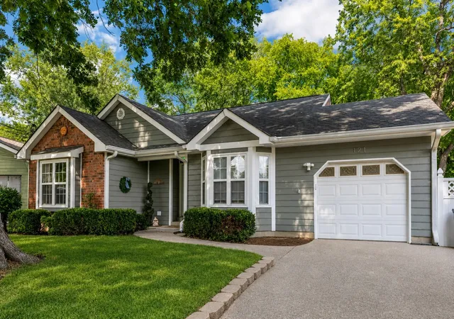 Photo 2 of Sale Pending at 121 Agee Cir E, Hendersonville, TN 37075 | MLS# 3527846 | Listing updated on 2026-09-02