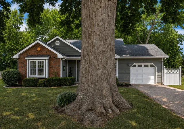 Photo 3 of Sale Pending at 121 Agee Cir E, Hendersonville, TN 37075 | MLS# 3527846 | Listing updated on 2026-09-02