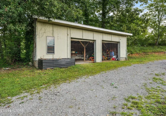 Photo 3 of Single family home for sale at 1696 Clouds Rd, New Tazewell, TN 37825 | MLS# 3521118 | Listing updated on 2026-10-01