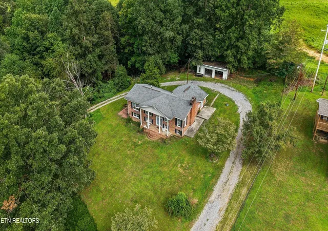 Photo 4 of Single family home for sale at 1696 Clouds Rd, New Tazewell, TN 37825 | MLS# 3521118 | Listing updated on 2026-10-01