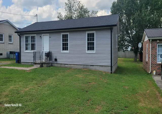 Photo 3 of Single family home for sale at 429 Fairground Hts, Shelbyville, TN 37160 | MLS# 3523688 | Listing updated on 2026-08-31
