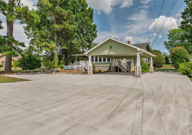 Photo 3 of Single family home for sale at 410 1St Ave, Fayetteville, TN 37334 | MLS# 3526535 | Listing updated on 2026-09-07