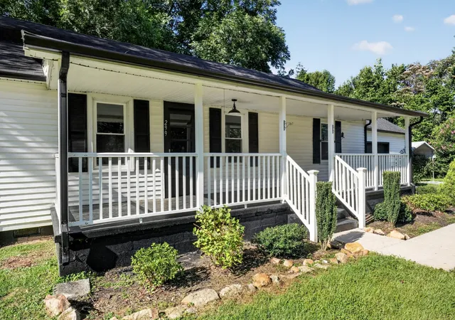 Photo 3 of Single family home for sale at 299 W Shellsford Rd, Mc Minnville, TN 37110 | MLS# 3523713 | Listing updated on 2026-08-24