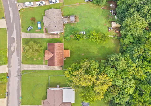 Photo 2 of Single family home for sale at 622 Woodhaven Dr, Clarksville, TN 37042 | MLS# 3528337 | Listing updated on 2026-09-12
