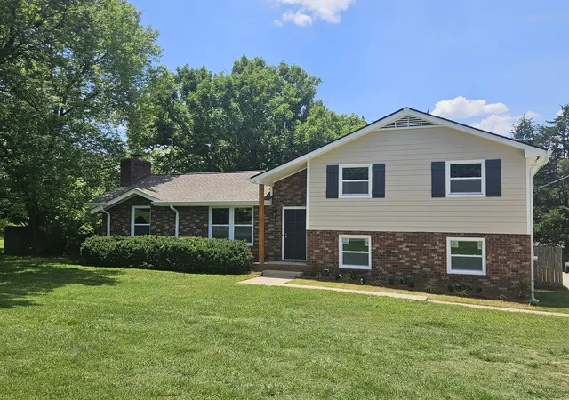 Photo 1 of Single family home for sale at 258 Indian Lake Rd, Hendersonville, TN 37075 | MLS# 3530011 | Listing updated on 2026-09-01