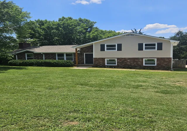 Photo 2 of Single family home for sale at 258 Indian Lake Rd, Hendersonville, TN 37075 | MLS# 3530011 | Listing updated on 2026-09-01