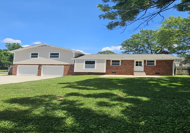 Photo 3 of Single family home for sale at 258 Indian Lake Rd, Hendersonville, TN 37075 | MLS# 3530011 | Listing updated on 2026-09-01