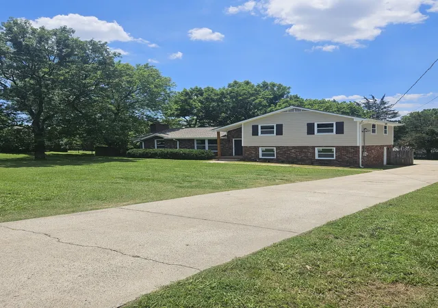 Photo 4 of Single family home for sale at 258 Indian Lake Rd, Hendersonville, TN 37075 | MLS# 3530011 | Listing updated on 2026-09-01